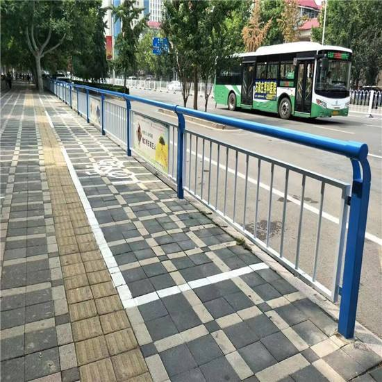 人行道隔離欄